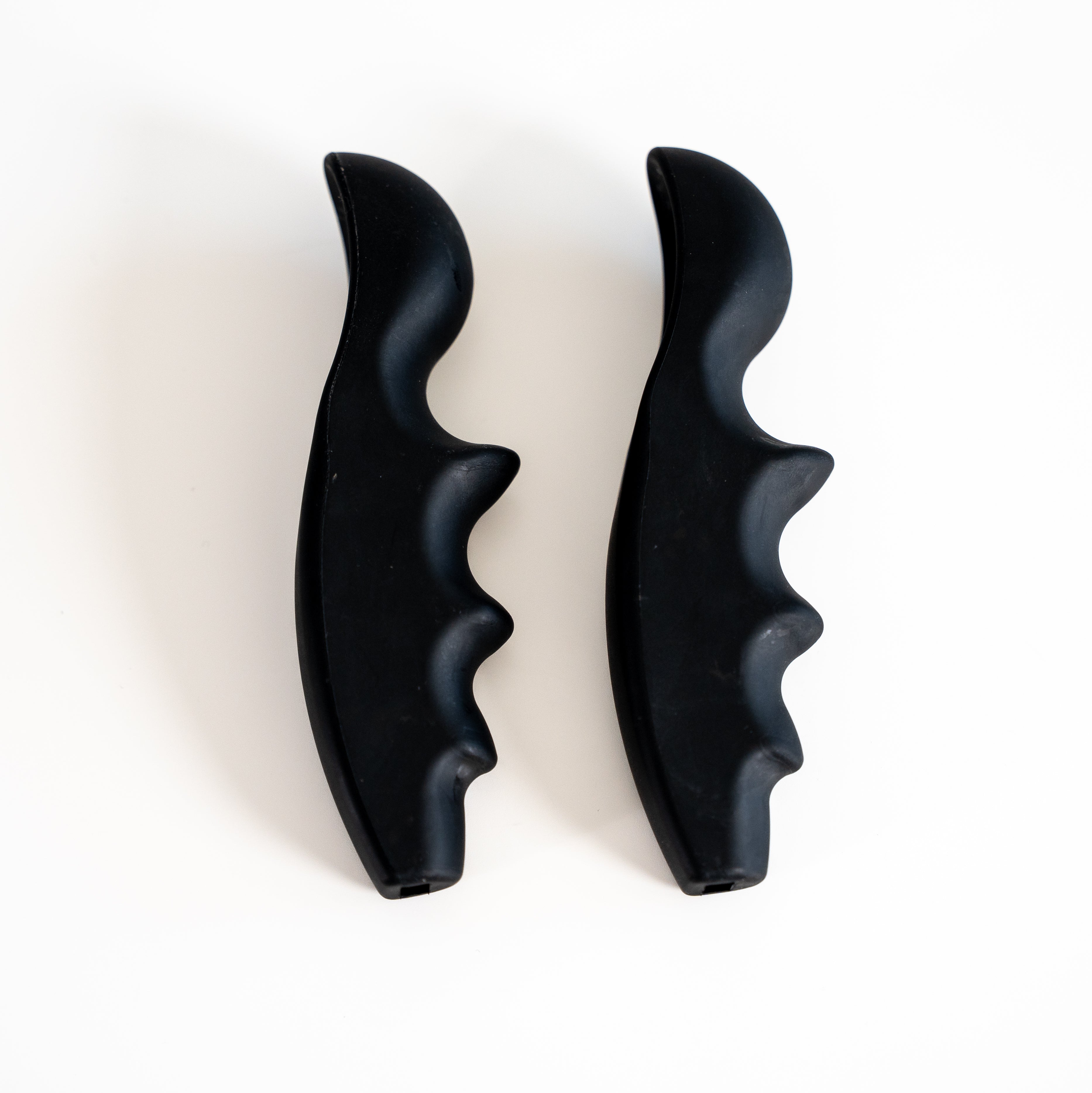 Rubber grips, conducts through the hands.